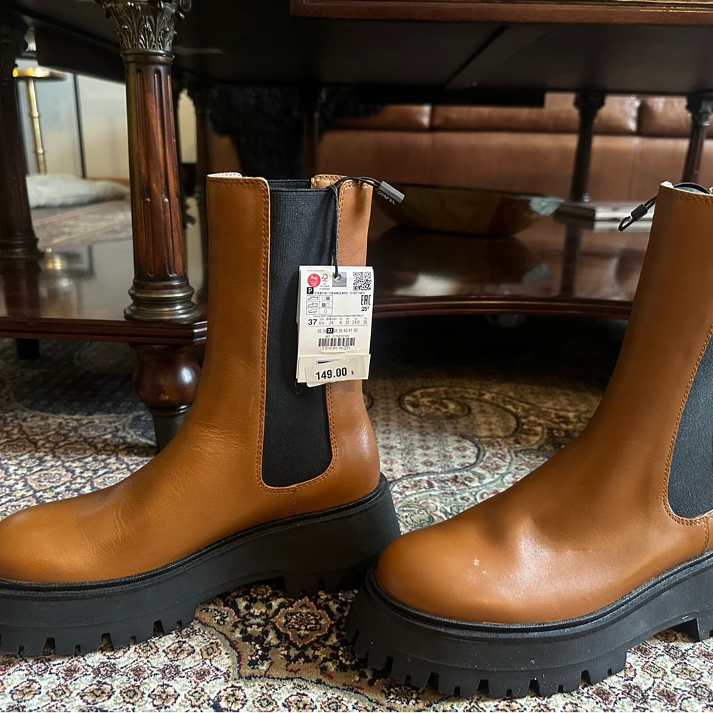 Zara. Leather boots. 6.5